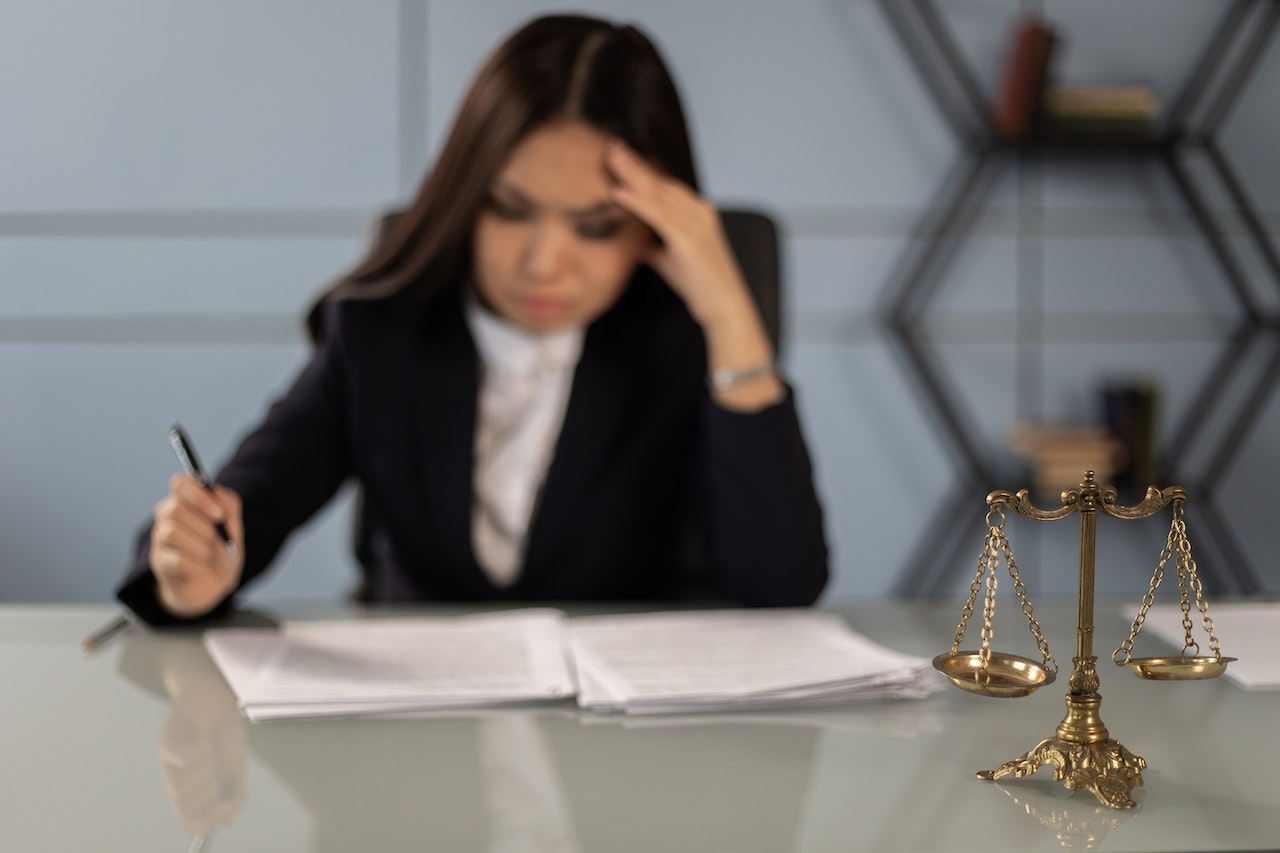 Quels sont les différents motifs pour intenter un procès à ses voisins ?