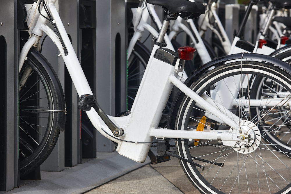 L'impact de l'utilisation des vélos électriques sur le droit du tourisme