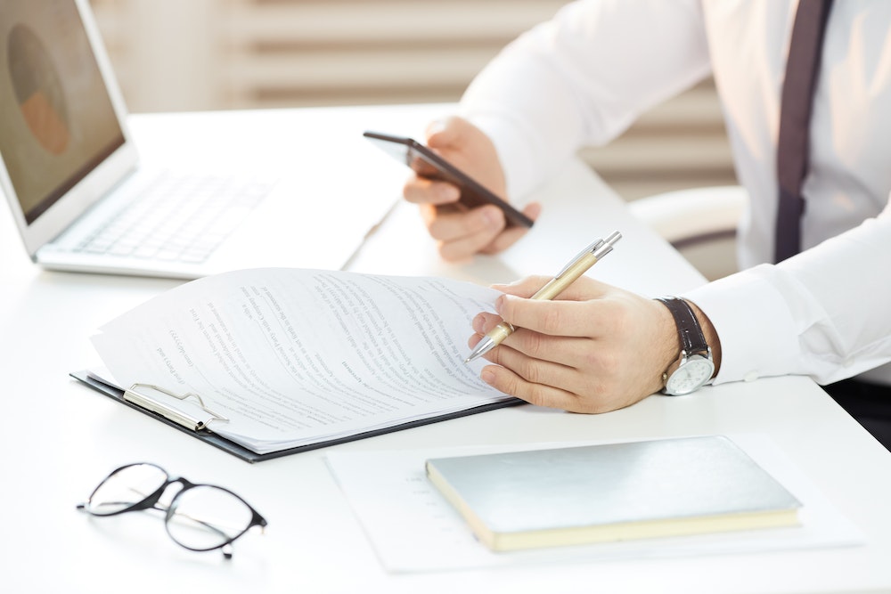 Les sanctions en cas de non-respect des clauses du contrat de travail en CDI