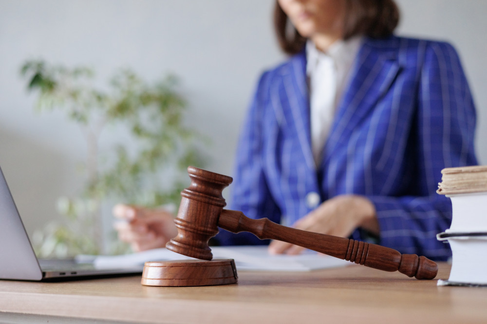 Le choix entre un cabinet juridique et un avocat individuel : une décision cruciale
