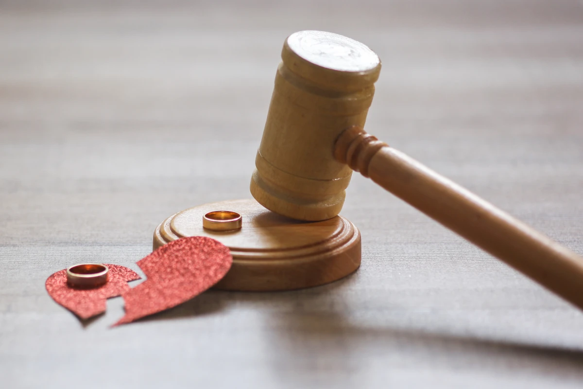 Divorce et logement familial : Enjeux et solutions juridiques pour l'attribution
